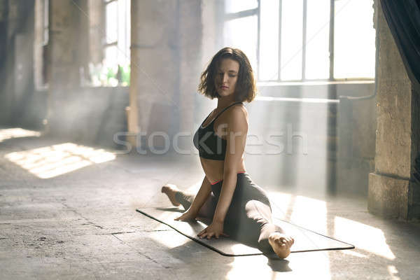 Meisje yoga opleiding verbazingwekkend donkere sportkleding Stockfoto © bezikus