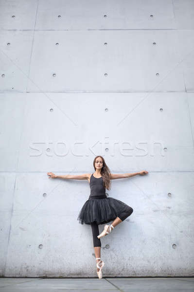 Atractiv balerină prezinta în aer liber destul de Imagine de stoc © bezikus