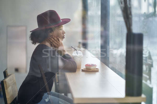Schöne Mädchen Kaffeehaus einsamen lockig Mädchen Aussehen Stock foto © bezikus