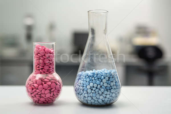 Szkła pigułki dwa wiele kolorowy placebo Zdjęcia stock © bezikus