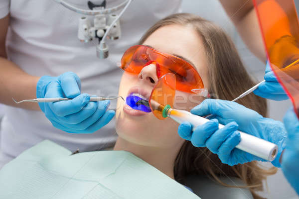 Zębów nadzienie ultrafioletowy lampy dziewczyna pacjenta Zdjęcia stock © bezikus