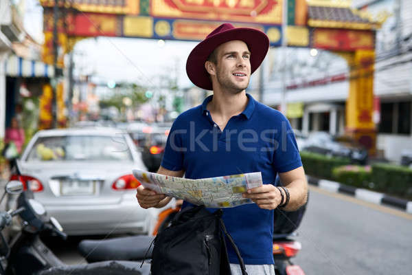 Reisenden Stadtstraße freudige touristischen Karte Hände Stock foto © bezikus