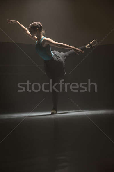 Foto stock: Posando · bailarina · clase · habitación · bastante · bailarín