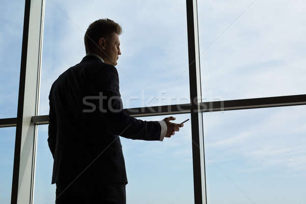 Człowiek garnitur ciemne działalności stałego okno Zdjęcia stock © bezikus