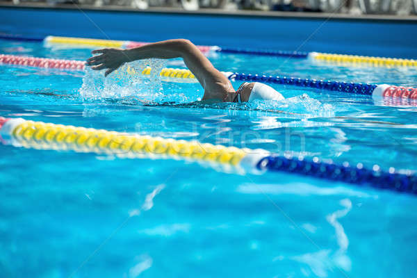 Nadar piscina forte feminino movimento Foto stock © bezikus