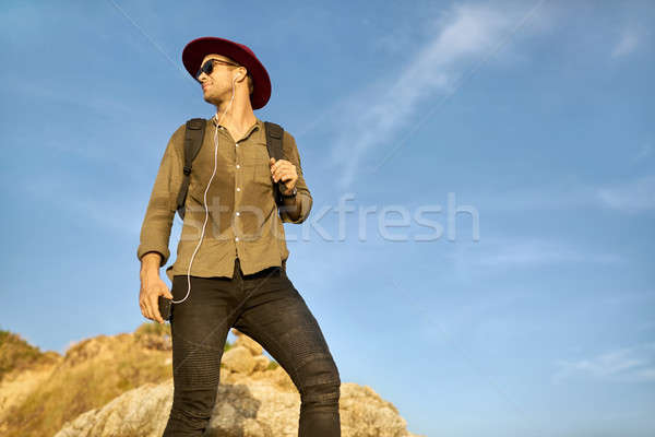 Reisenden posiert Freien anziehend guy Sonnenbrillen Stock foto © bezikus