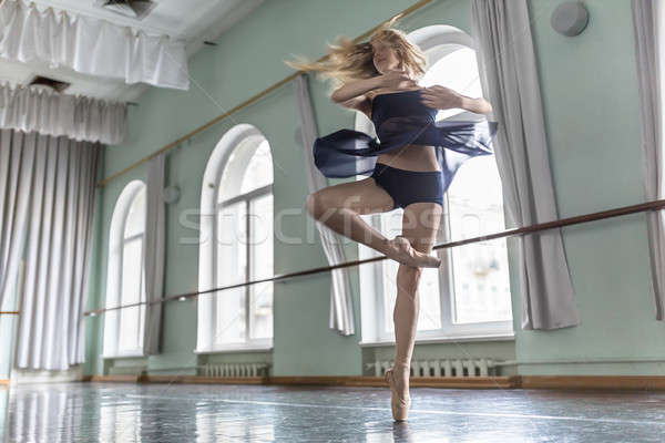 Danser ballet hal mooie ballerina poseren Stockfoto © bezikus