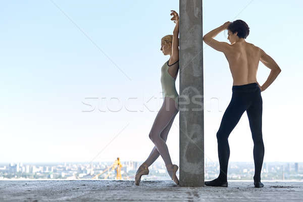 Balett táncosok pózol befejezetlen épület sportos Stock fotó © bezikus