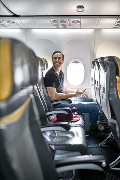 Gut aussehend guy Flugzeug lächelnd Mann Fenster Stock foto © bezikus