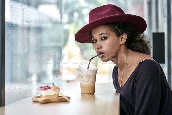 Mooi meisje cafe verrukkelijk gekruld meisje dranken Stockfoto © bezikus