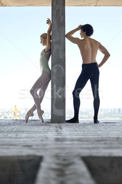 Balett táncosok pózol befejezetlen épület vonzó Stock fotó © bezikus