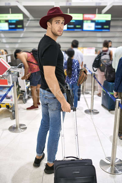 Jungen guy Flughafen Reisenden hochrot hat Stock foto © bezikus