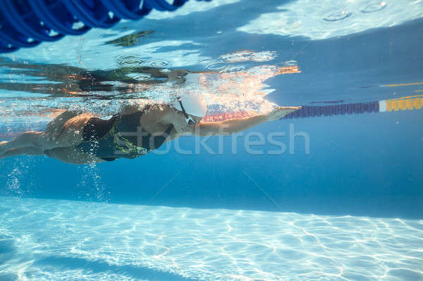 Rastejar estilo subaquático feminino Foto stock © bezikus