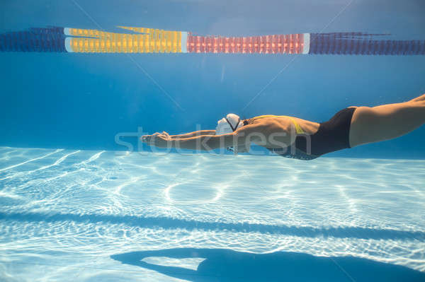 Rastejar estilo subaquático bom mulher Foto stock © bezikus