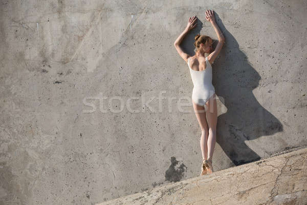 Stockfoto: Slank · danser · ballet · pose · naar · beneden · te · kijken · grijs