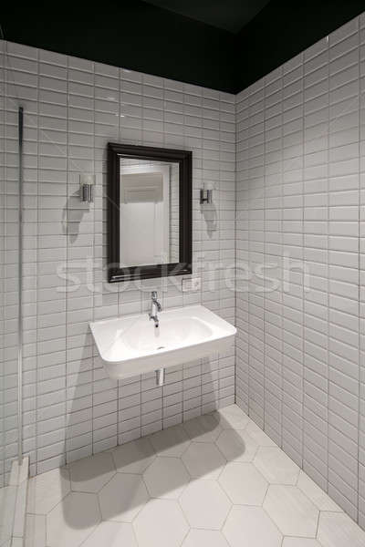 洗面所 モダンなスタイル バス 白 タイル張りの 壁 ストックフォト C Bezikus Stockfresh