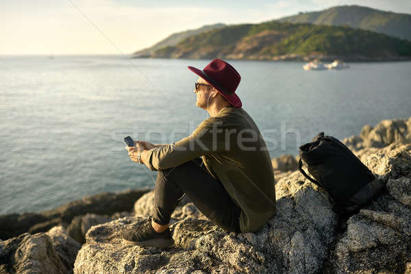 Reisenden entspannenden Freien cute guy Sonnenbrillen Stock foto © bezikus