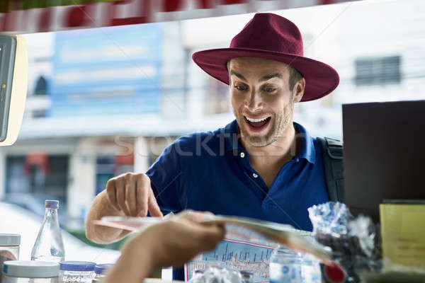 Foto stock: Viajante · rua · encantado · turista · mapa · mãos