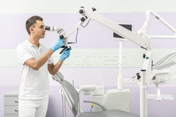 Dentist echipamente dentare atractiv clinică dentar microscop Imagine de stoc © bezikus