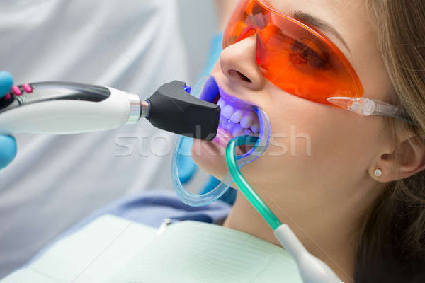 Zębów nadzienie ultrafioletowy lampy dziewczyna pacjenta Zdjęcia stock © bezikus