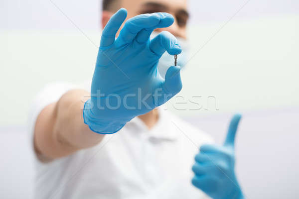Dentar implant mână dentist alb uniforma Imagine de stoc © bezikus