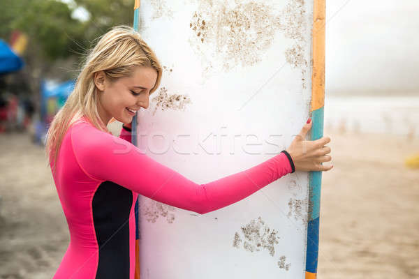 Lány szörfdeszka tengerpart káprázatos mosolyog szőke nő Stock fotó © bezikus