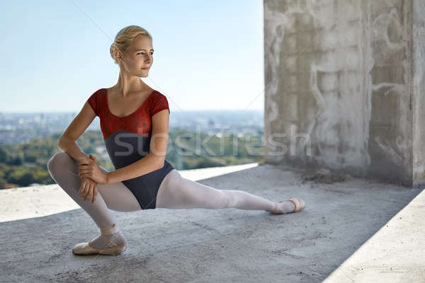 Ballerina pózol befejezetlen épület gyönyörű beton Stock fotó © bezikus