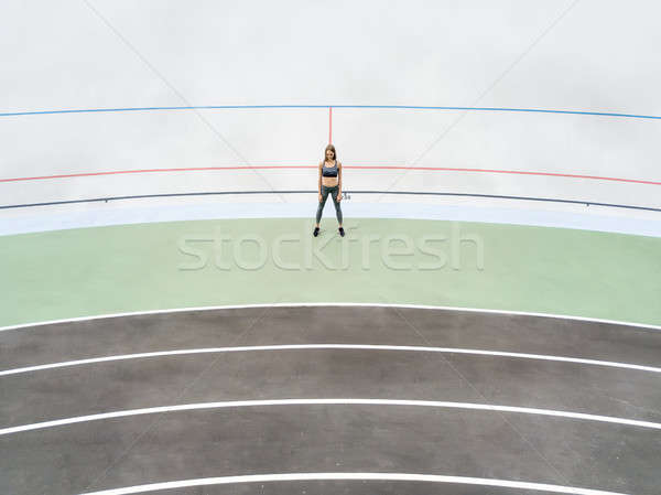 Foto stock: Menina · posando · ao · ar · livre · jovem · ciclo · seguir