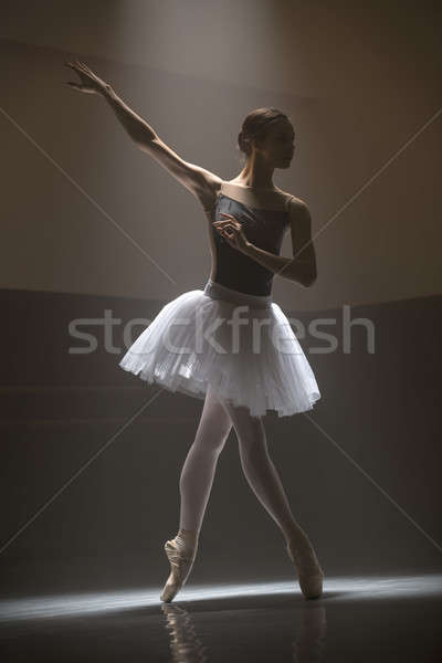 Foto stock: Bailarina · branco · belo · posando · escuro · dançar