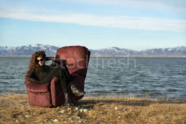 Stockfoto: Meisje · fauteuil · buitenshuis · verrukkelijk · zonnebril · Rood