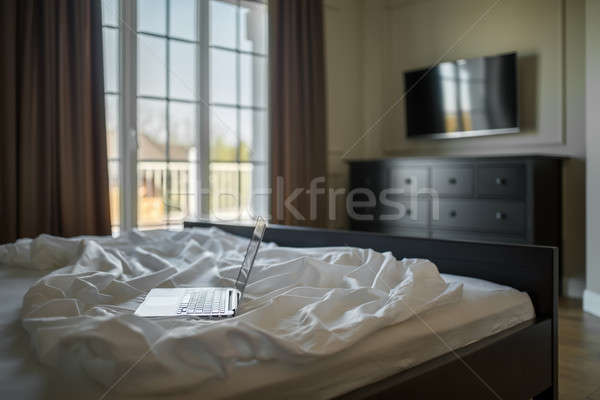 Hálószoba modern stílusú fekete ágy fehér ágynemű Stock fotó © bezikus
