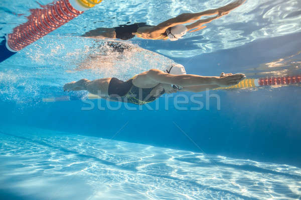 Sub apă pregătire piscină femei înot în aer liber Imagine de stoc © bezikus