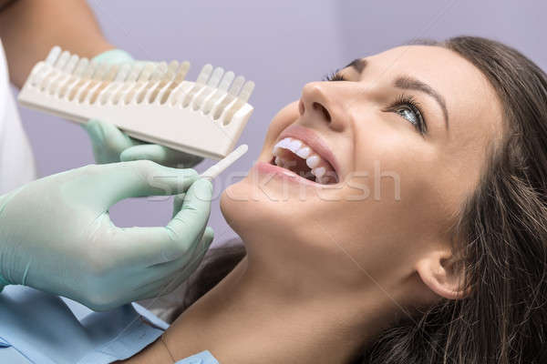 Foto stock: Dientes · color · comparación · niña · feliz · azul · camisa