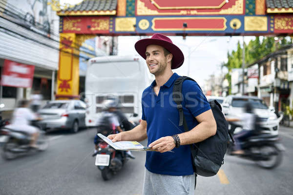 Reisenden asian Stadtstraße Tageslicht Schießen lächelnd Stock foto © bezikus