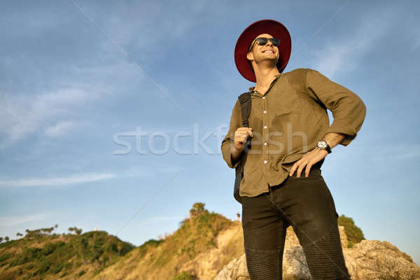Reisenden posiert Freien lächelnd guy Sonnenbrillen Stock foto © bezikus