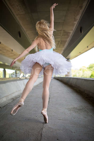 Bevallig ballerina dans beton brug achtergrond Stockfoto © bezikus