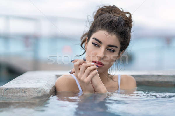 Fată relaxare piscină în aer liber alb Imagine de stoc © bezikus