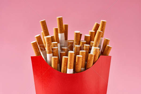 Muitos cigarros vermelho cartão isolado estúdio Foto stock © bezikus