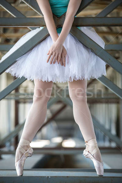 Zdjęcie nogi wdzięczny baleriny biały przemysłowych Zdjęcia stock © bezikus