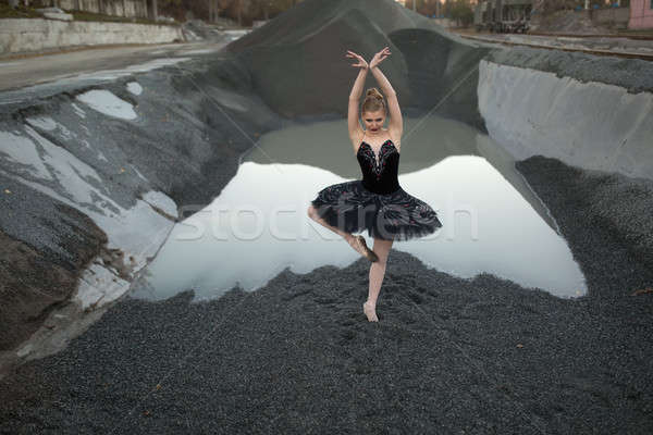 Ballerina sóder csinos pózol víz fekete Stock fotó © bezikus