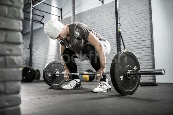 Crossfit exercício barbell magnífico homem barba Foto stock © bezikus