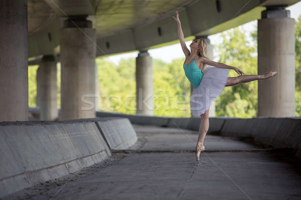 Stock foto: Anmutigen · Ballerina · Tanz · konkrete · Brücke · Hintergrund