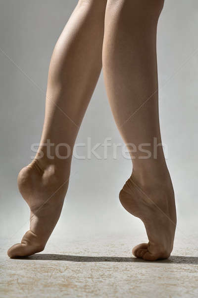 Primo piano foto gambe a piedi nudi ballerina studio Foto d'archivio © bezikus