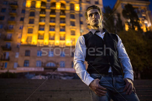 Guapo tipo traje pie escaleras fondo Foto stock © bezikus