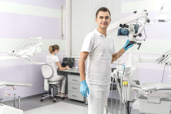 Dentist echipamente dentare zâmbitor stomatologi birou fată Imagine de stoc © bezikus