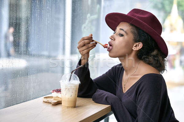 Mooi meisje cafe verrukkelijk gekruld meisje cake Stockfoto © bezikus