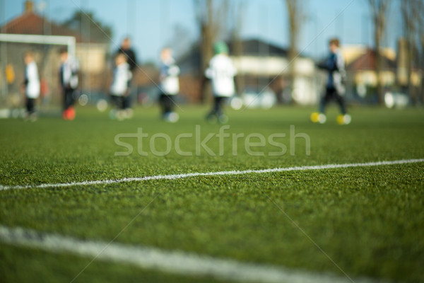 Offuscata bambini giocare calcio primo piano campo di calcio bambini Foto d'archivio © bigandt