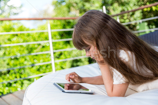 Dziewczyna gry tabletka patio odkryty Zdjęcia stock © bigandt