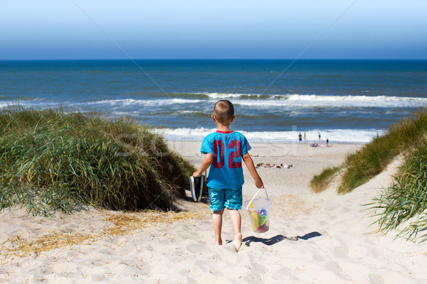 Boy walking towards beach Stock photo © bigandt