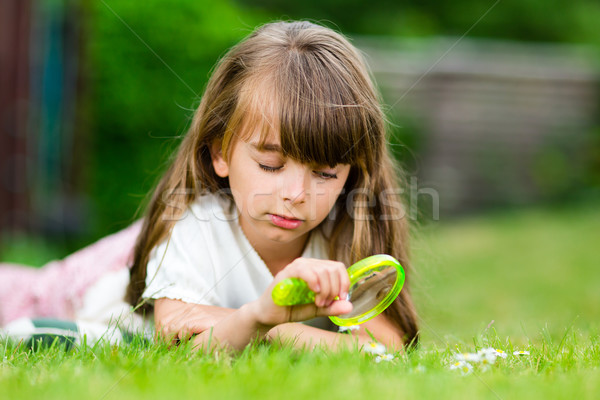 Foto d'archivio: Ragazza · microscopio · lente · di · ingrandimento · vicino · guardare